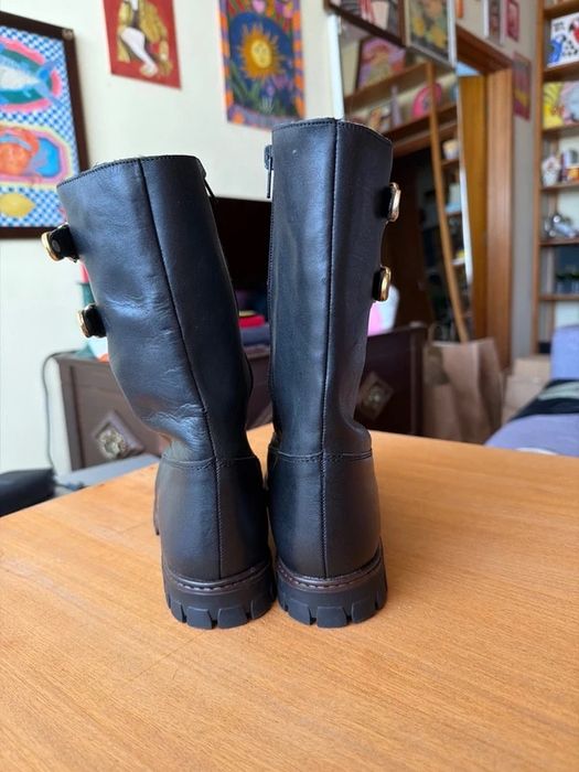 Bota tipo coturno em pele