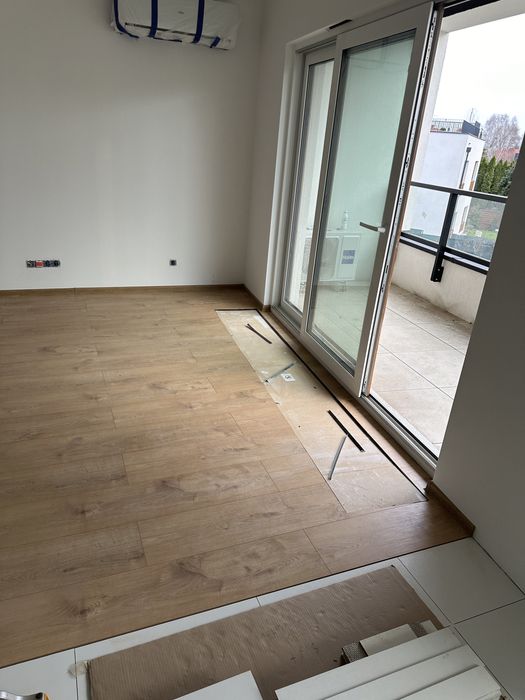 Układanie paneli podłogowych