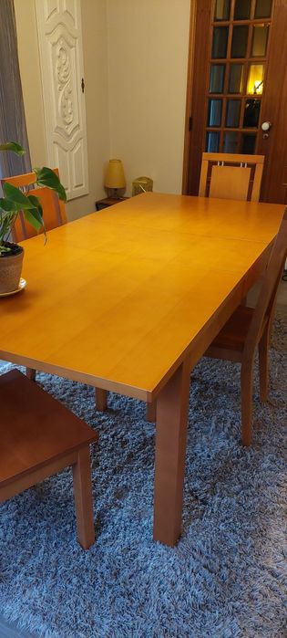 Mesa de sala com 4 cadeiras. Madeira. Muito Bom.