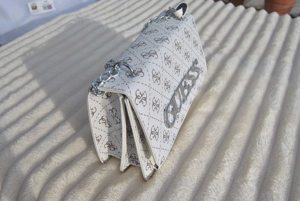Mala Inspirada Guess 4G Logo – Branca e Prata (Nova)