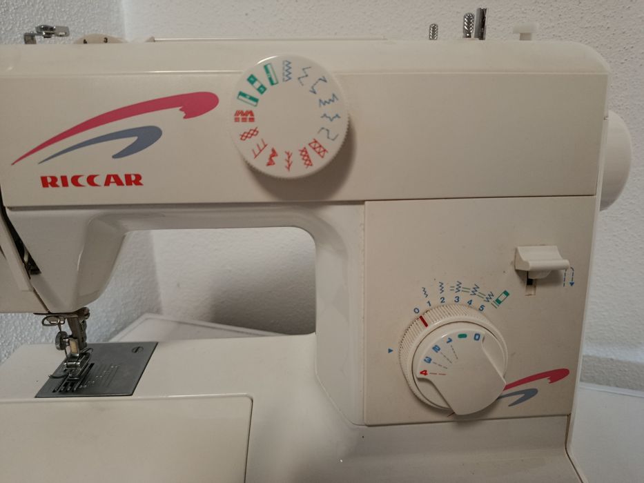 Máquina de costura portátil Riccar