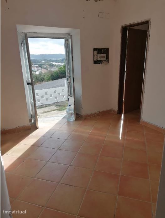 Moradia T3 com potencial de valorização na Amoreira, Óbidos