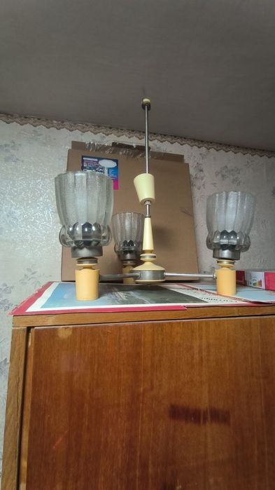 Люстра з плафонами.