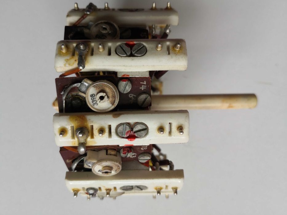 Stary przełącznik ceramiczny- radiostacja