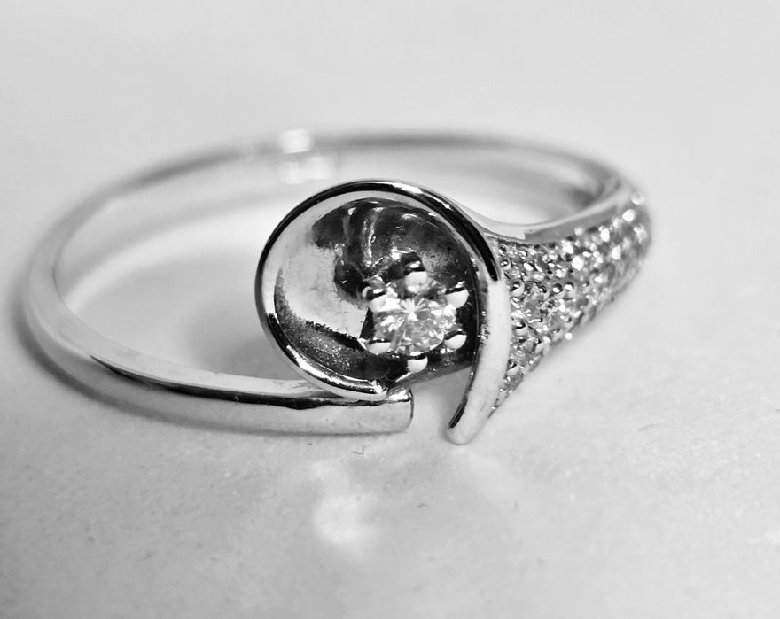 Золота каблучка з діамантами