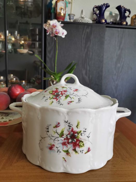 Супниця , каструля