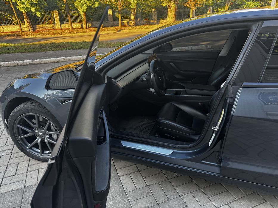 Продам TESLA 3 LONG RANGE 2018