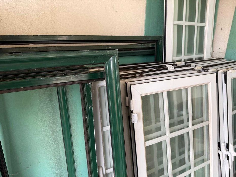 Lote de Caixilharia: Janelas e Portas de Sacada em Alumínio Lacado com Vidro Duplo