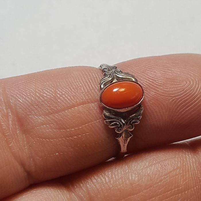 Stary srebrny pierścionek z koralem