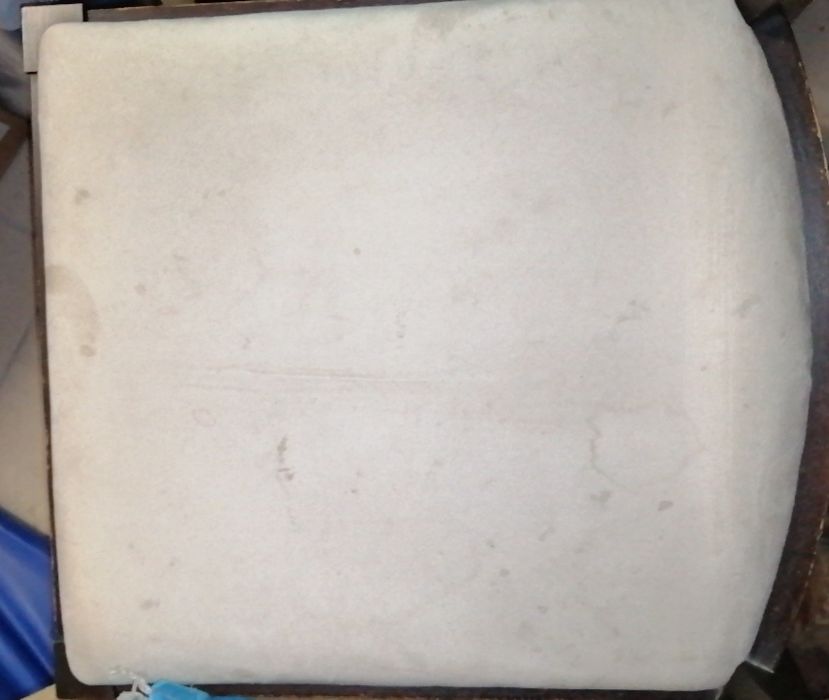 2 cadeiras em madeira escura