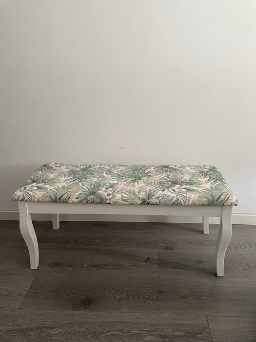 Banco Estofado Decorativo Branco com Tecido Floral/Tropical