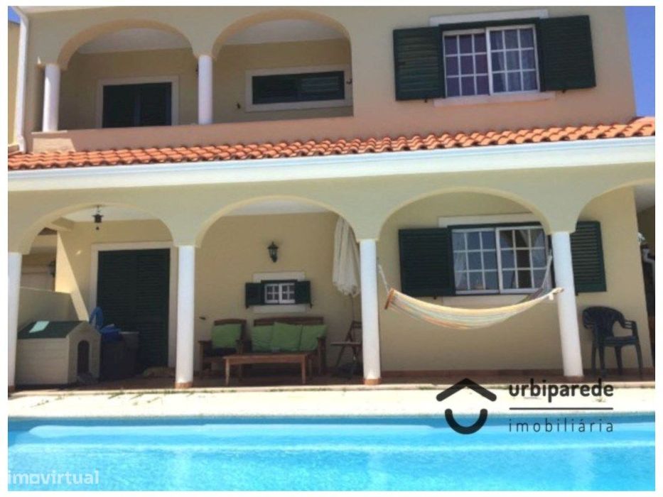 Moradia V4 com piscina e garagem