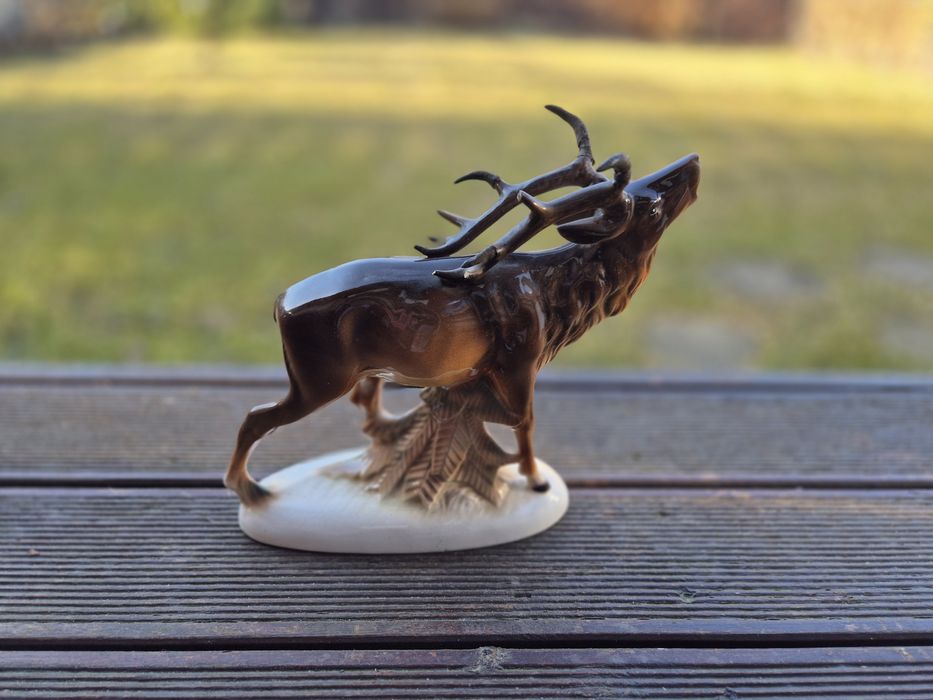 Jeleń z porcelany.