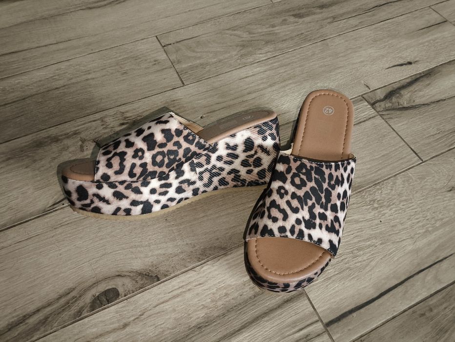 Klapki na koturnie w panterkę 41 nowe