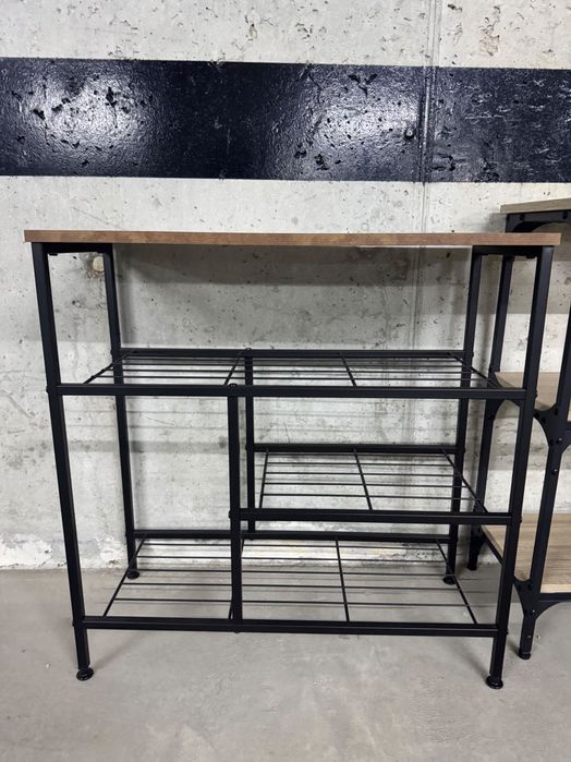 Sapateira com tampo de madeira e metal preto