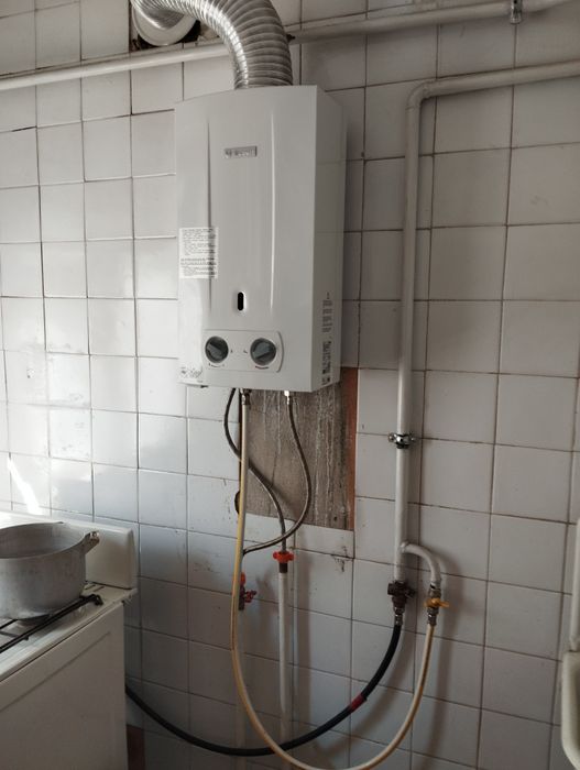 Продається трьох кімната квартира в центрі міста.