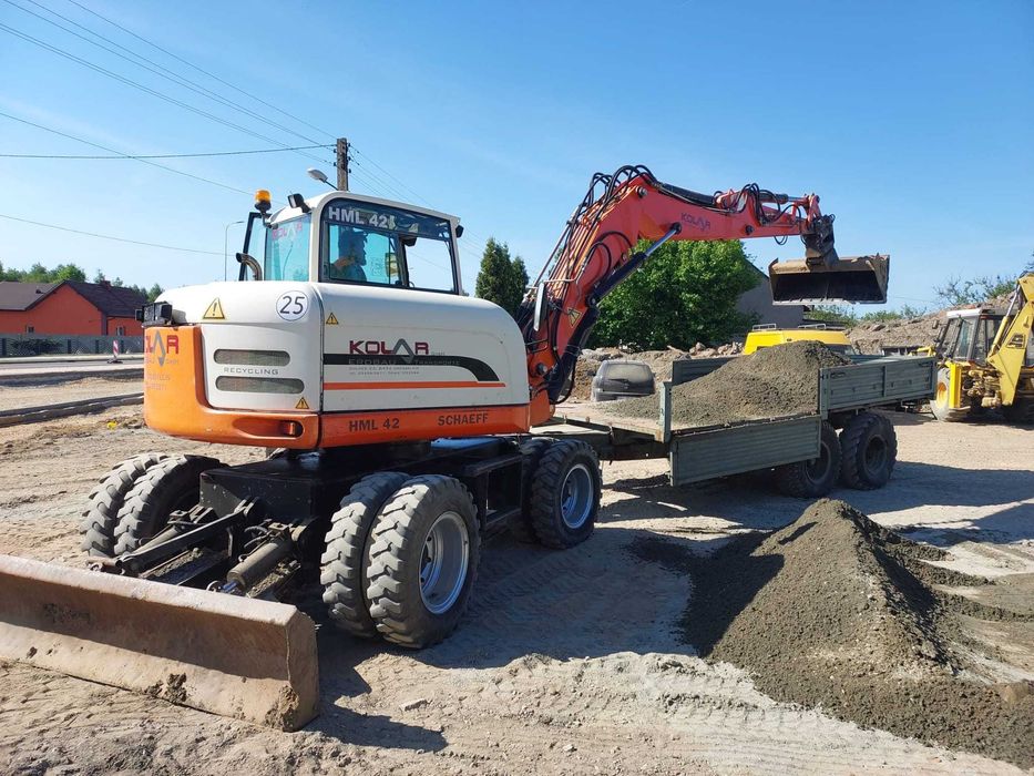 Prace ziemne, usługi koparkami i koparko-ładowarkami.