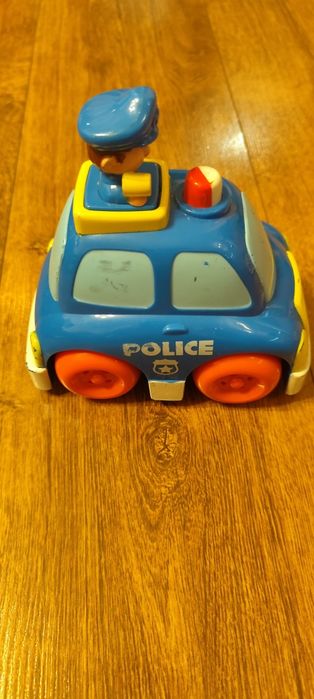 Samochód policji z przyciskiem na górze