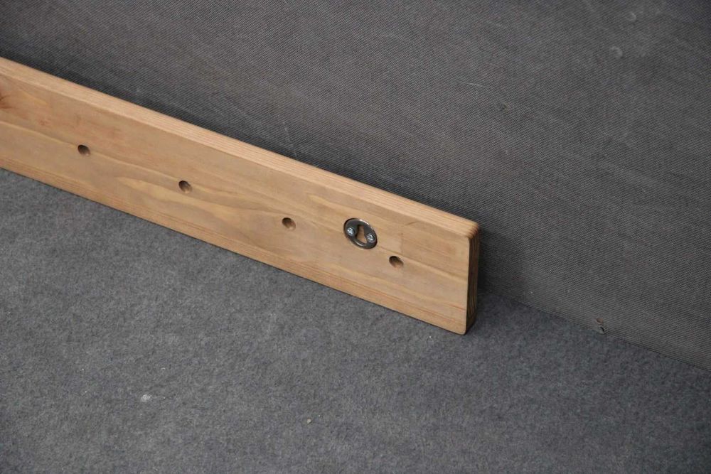 Wieszak sosnowy półsurowy 7x hak IIgt. BGM24.pl