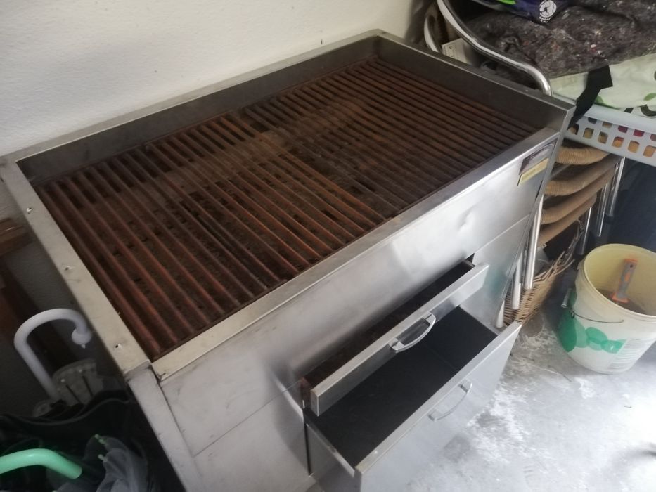 Grelhador profissional, em inox com tijolo refratário.