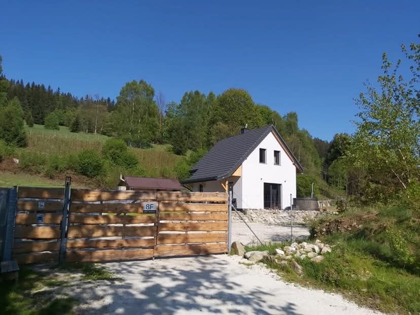 Luisówka-domek na wynajem z jacuzzi w Nowej Morawie
