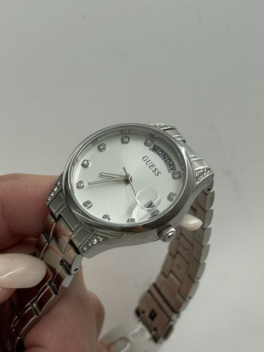 srebrny damski zegarek guess z cyrkoniami krysztalkami i indeksami