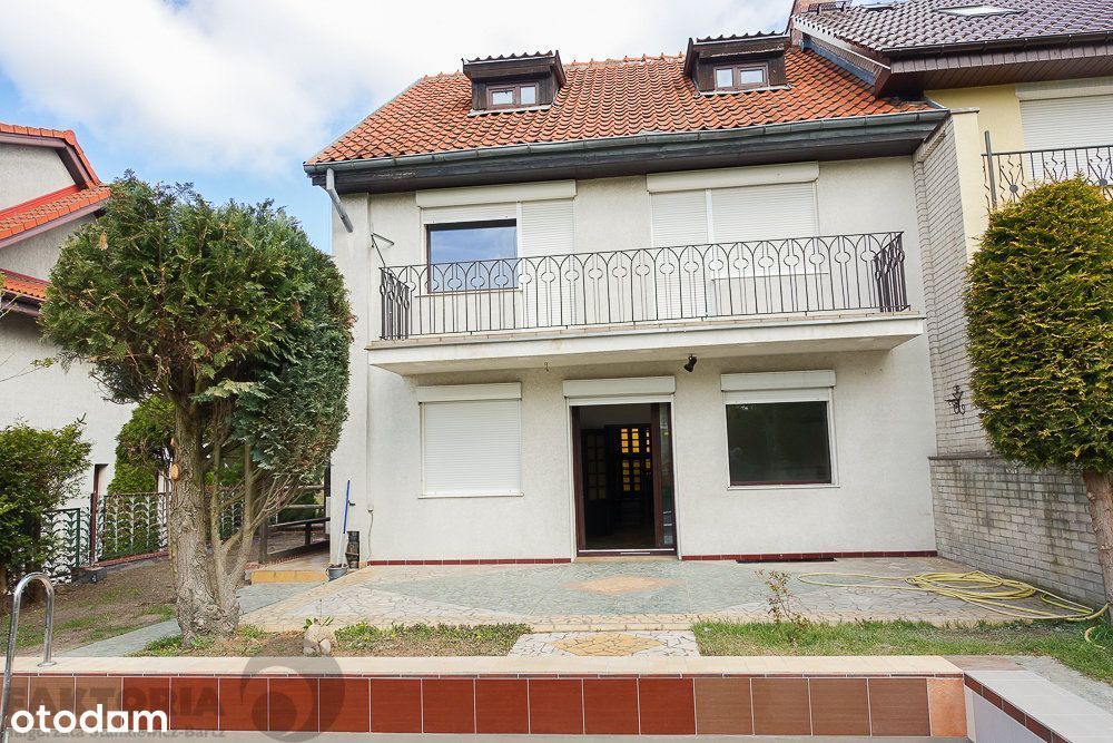 Pół bliźniaka, 2 garaże, basen, działka 613 m2,