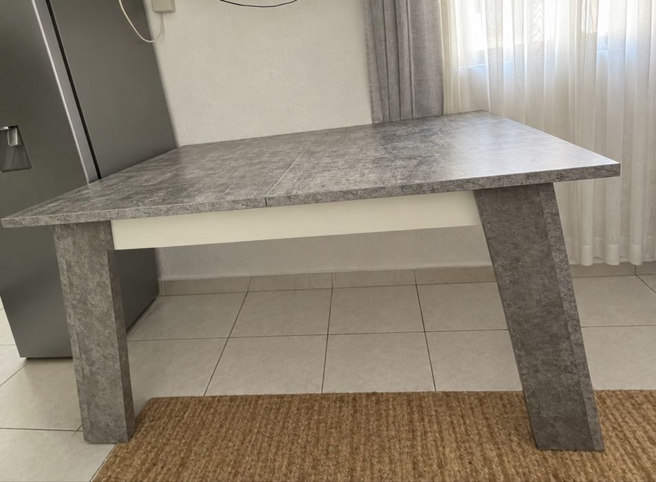 Mesa de jantar cinzenta
