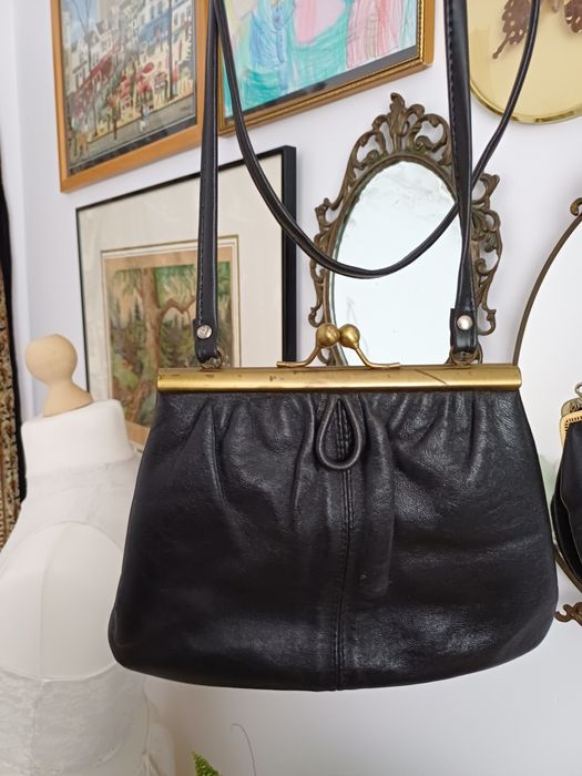 Skórzana torebka czarna na pasku vintage stara retro kopertówka