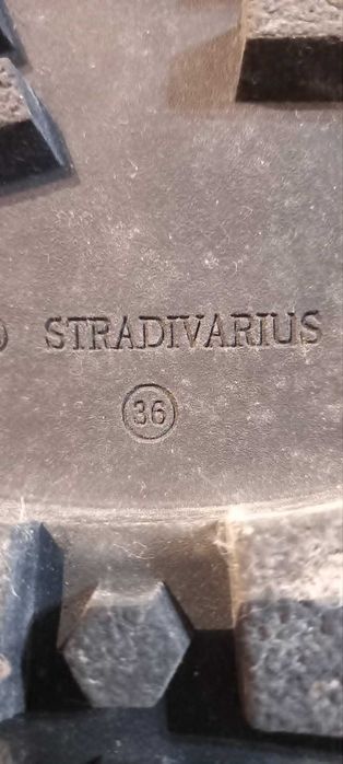 Botas cano alto com fivela Stradivarius n°36
