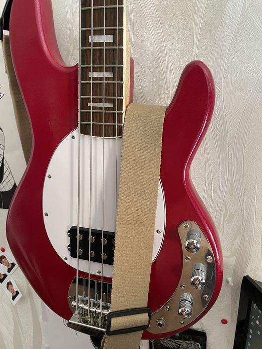 Бас гитара Stingray bass