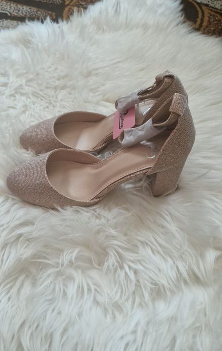 Nowe złote buty na obcasie