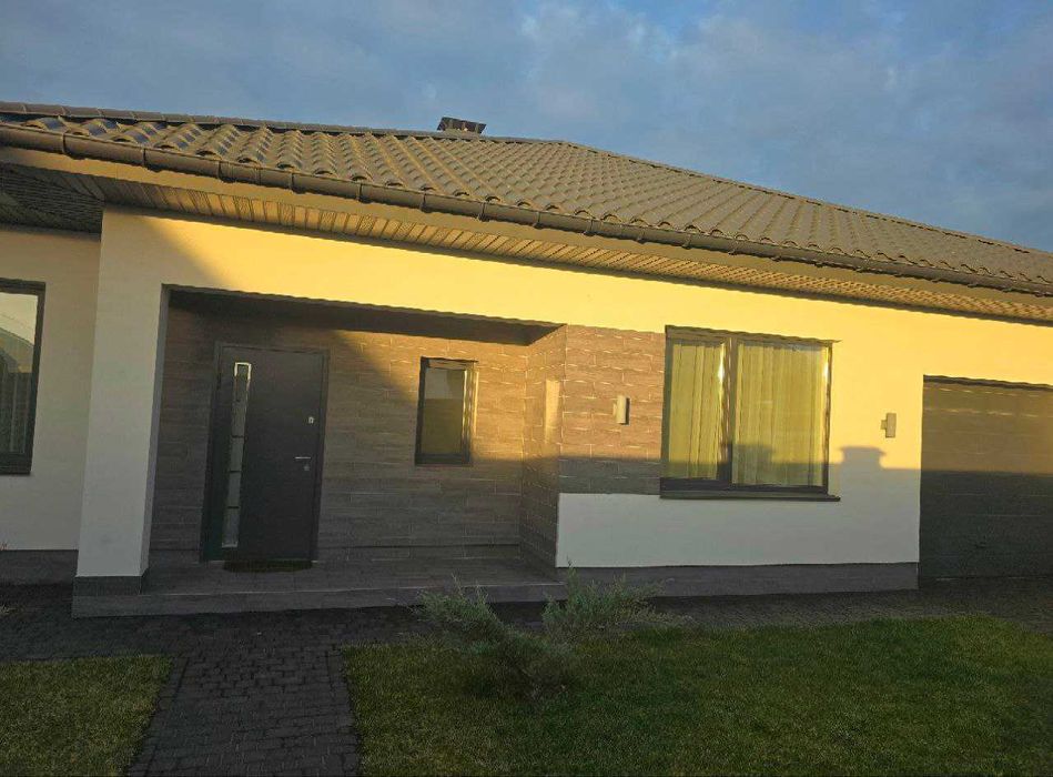 Продам дом на берегу озера с бассейном в КГ"Межречье" от собственника.