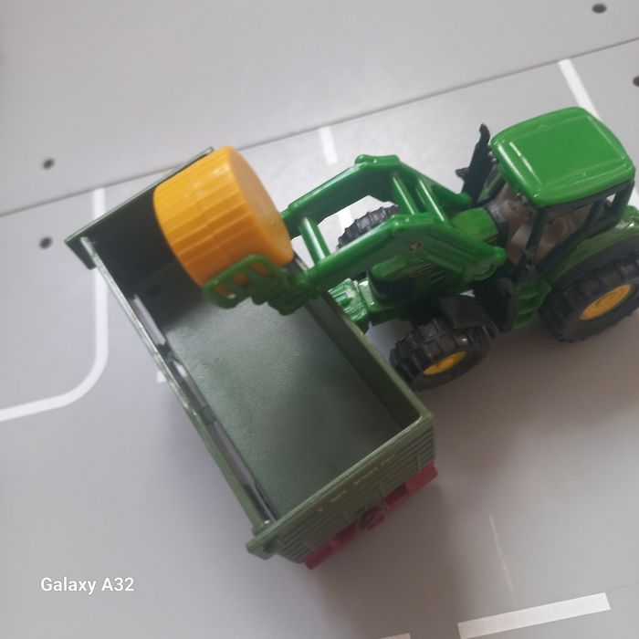 Siku traktor John deere z ladowaczem czolowym I przyczepa fortuna
