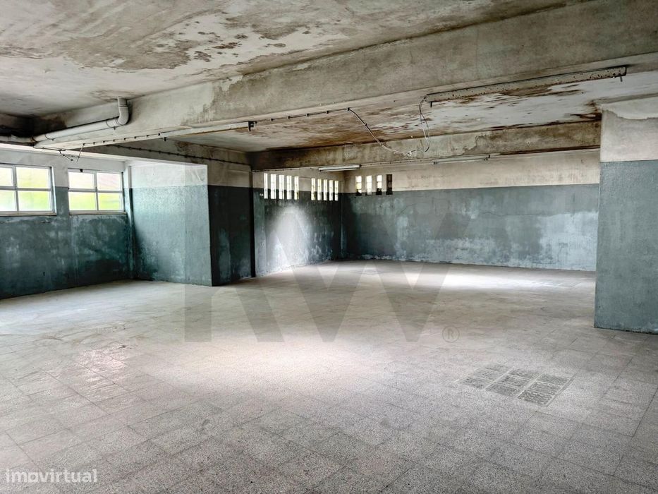 Shop with 1,528 m² and three floors in São Vicente