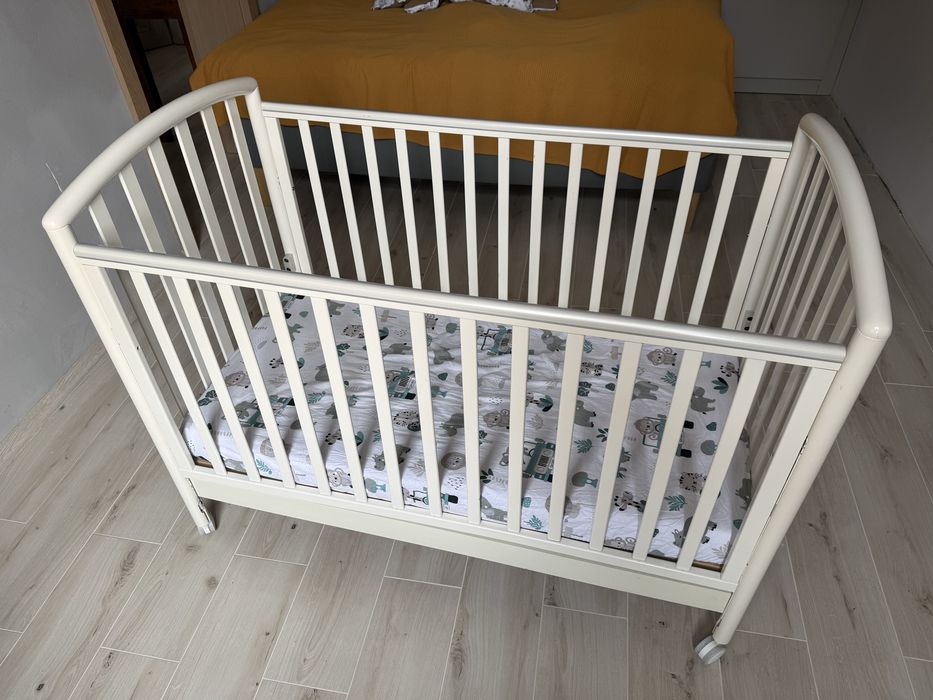 Łóżeczko dziecięce z szufladą i kółkami
