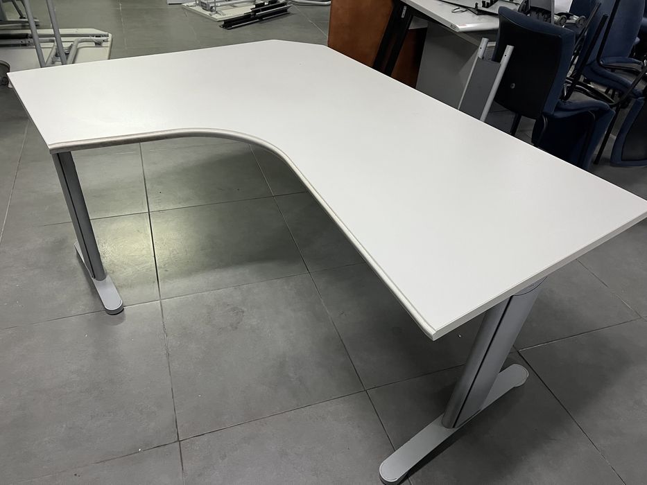 Secretária em L cinza claro 1.60mt x 1.25mr x 72cm de altura