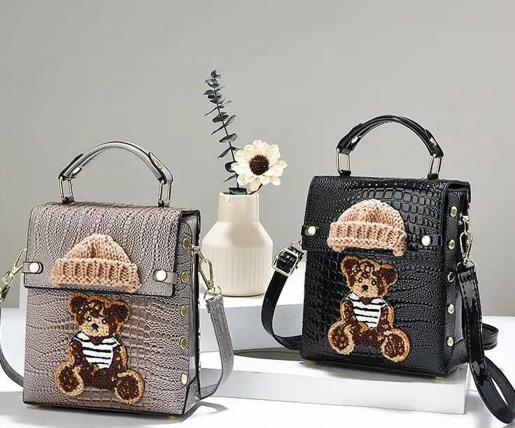 Жіноча лакова міні сумка сумочка рептилія для дівчат з ведмедиком