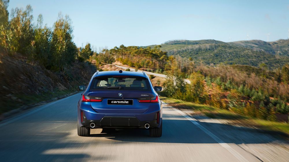 Niebieskie BMW Seria 3 kombi od tyłu