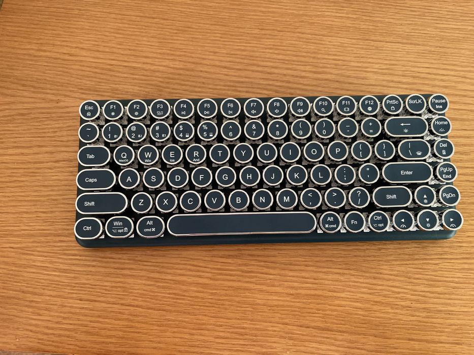 Teclado Mecânico Retro Typewriter LED – Multi-dispositivo (Mac/Windows/iOS/Android)