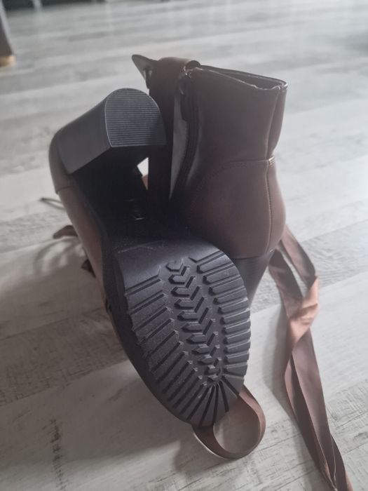 Botki brązowe na korku
