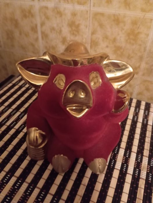 Копилка "Хрюшка". НОВАЯ. Высота 15 см.