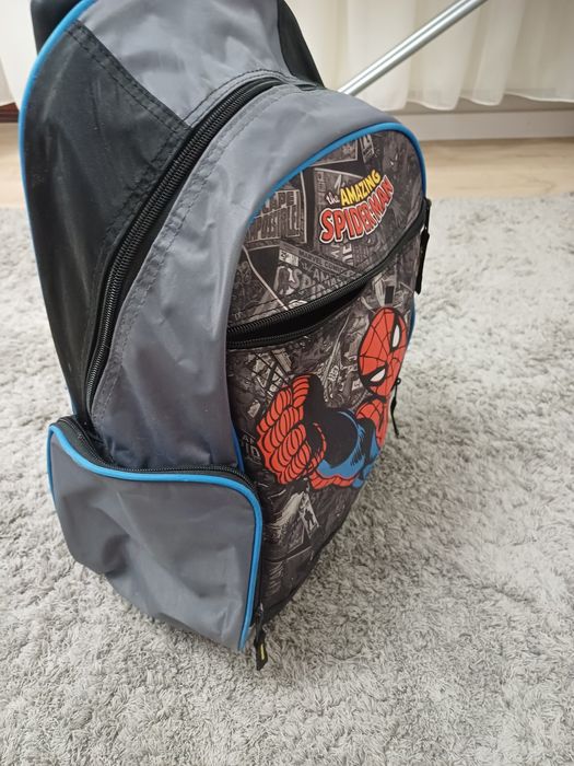 Plecak na kółkach z rączką  firmy Marvel.