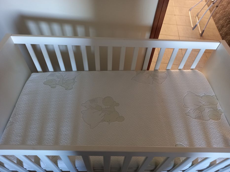 Cama de bebé com colchão