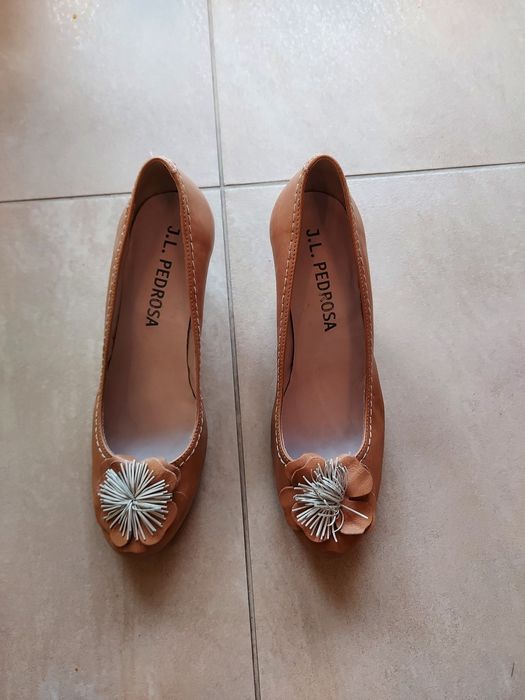 Piękne skórzane beżowe buty rozm. 37