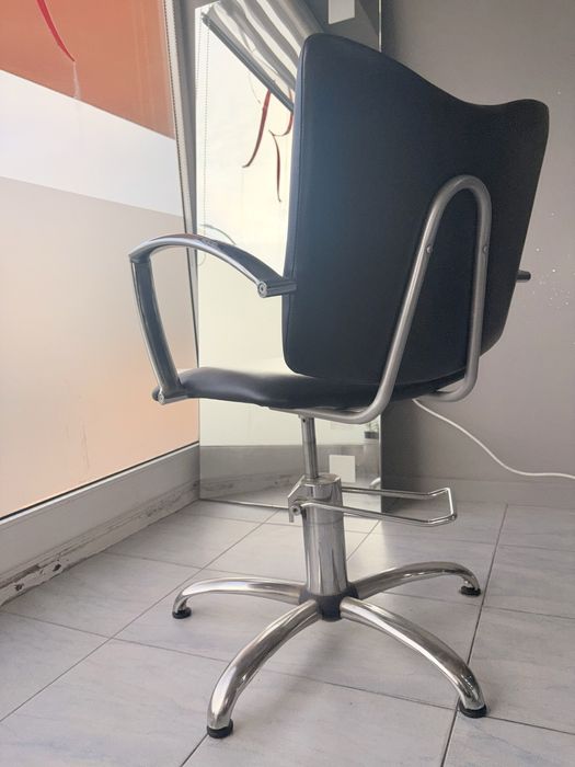 Cadeira e espelho de cabeleireiro