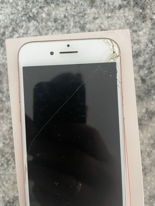 Iphone 8 pekniety ekran