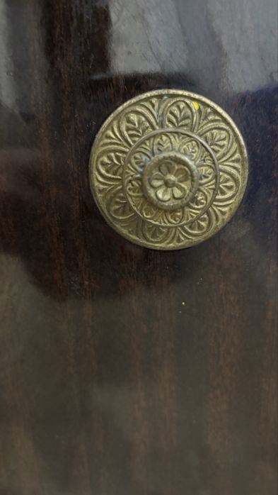 Armário em madeira e contra placado folheado