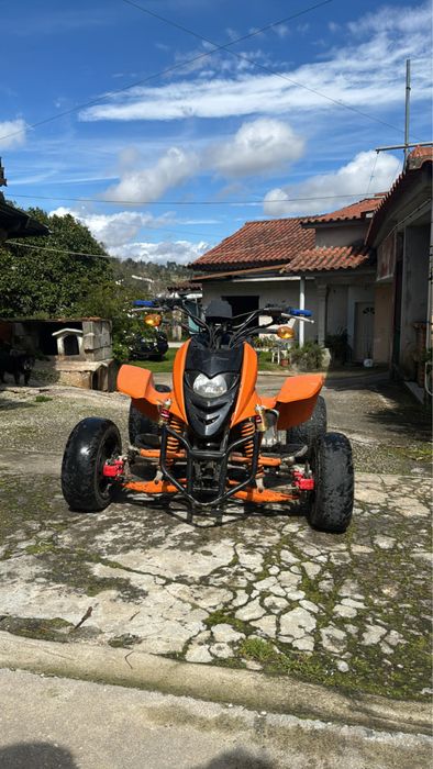 Mota com alguns extras