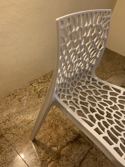 Cadeiras em plástico branco